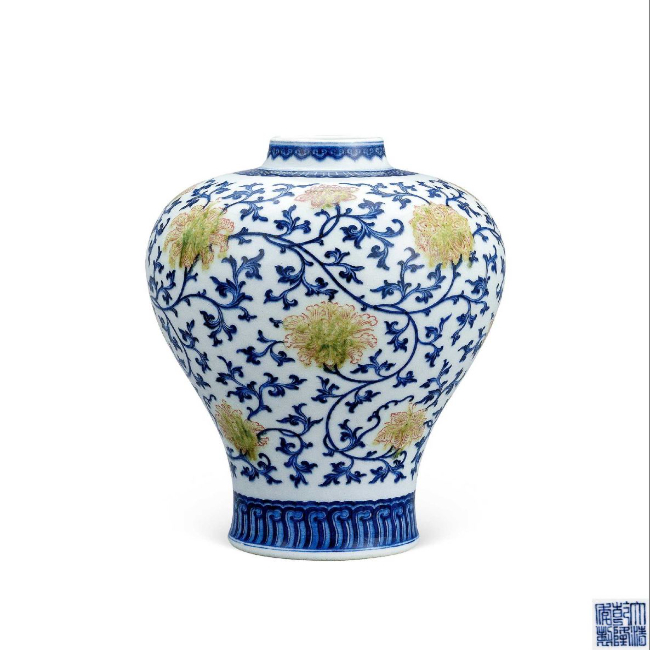 青花釉里红番莲纹梅瓶