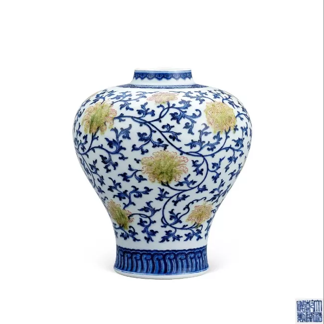 青花釉里红番莲纹梅瓶