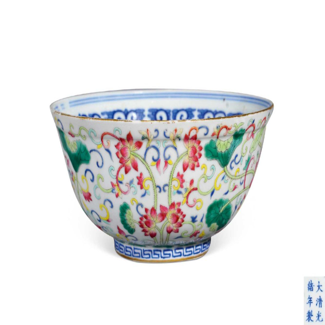  外粉彩内青花荷叶纹碗