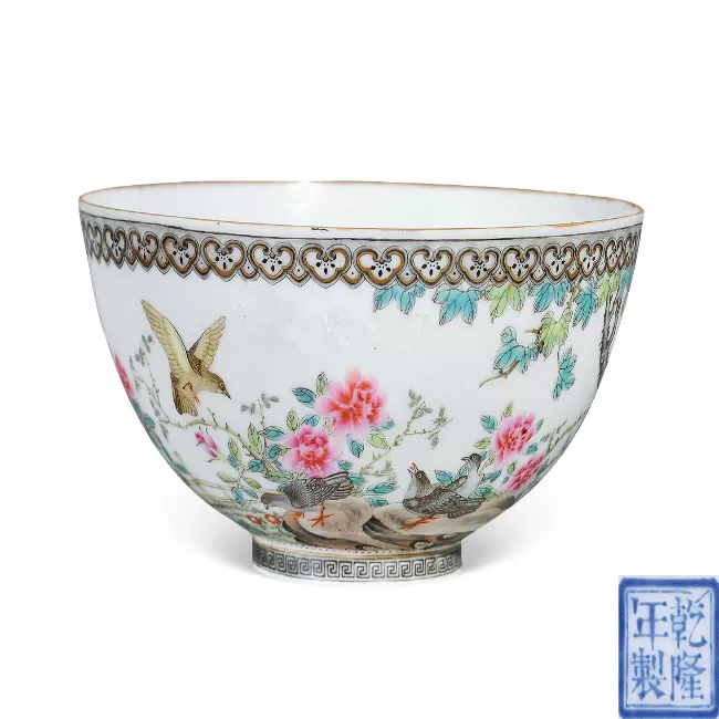 仿珐琅彩花蝶纹碗