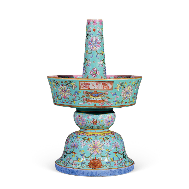 绿地粉彩缠枝西番莲纹烛台