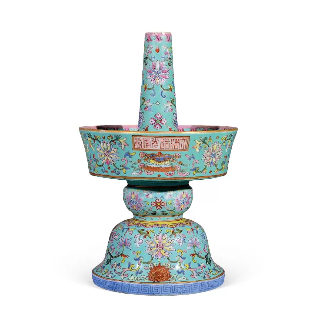 绿地粉彩缠枝西番莲纹烛台