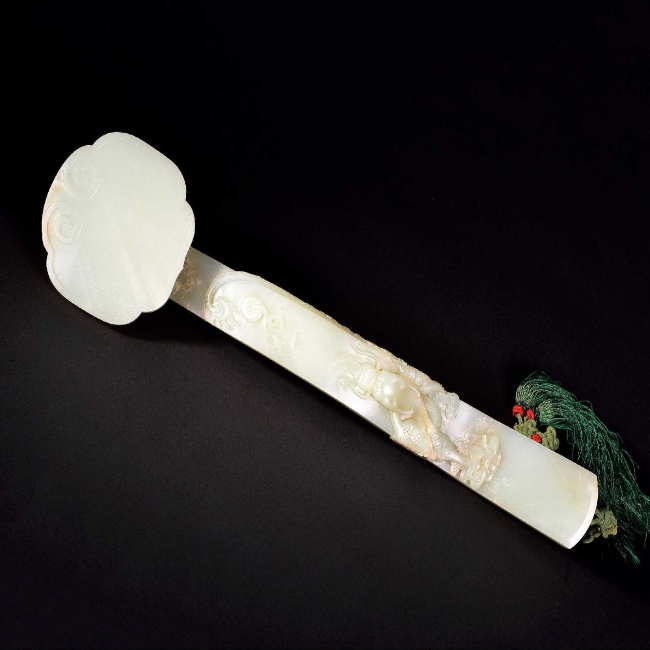 青白玉龙纹如意