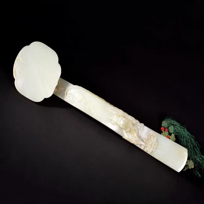 青白玉龙纹如意