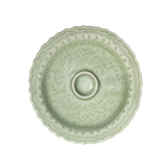 龙泉缠枝莲纹葵口盏托