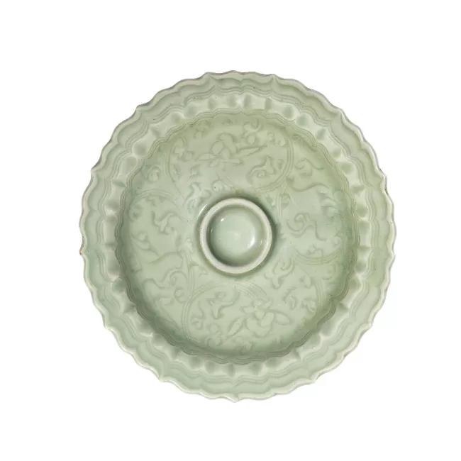 龙泉缠枝莲纹葵口盏托