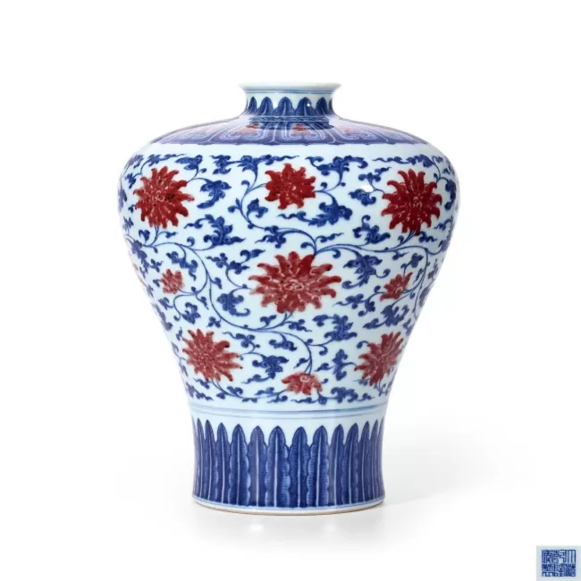 青花釉里红缠枝莲纹梅瓶