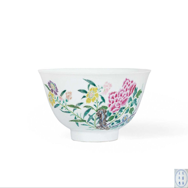 粉彩花卉纹碗