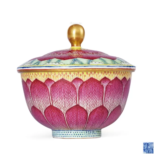 粉彩莲瓣纹盖碗