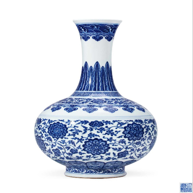 青花缠枝莲纹赏瓶