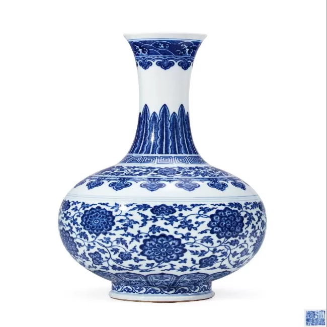 青花缠枝莲纹赏瓶