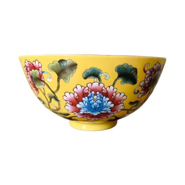 黄地珐琅彩缠枝花卉碗