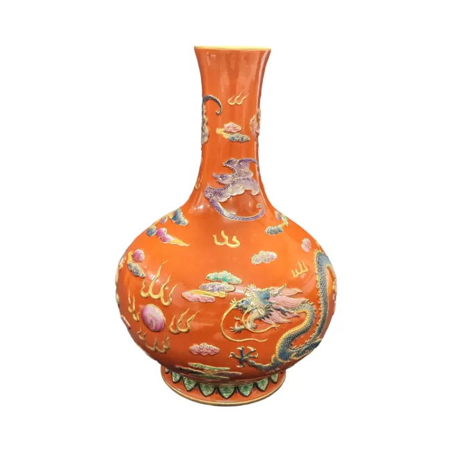 珊瑚红地浮雕描金龙凤纹天球瓶